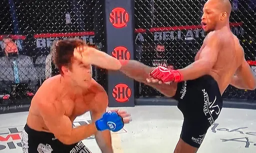 Пейдж победил Андерсона на турнире Bellator 258, сломав ему нос