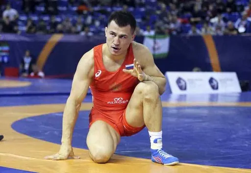 Российский борец Власов стал трехкратным чемпионом мира