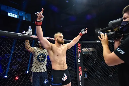 Шонфелдер победил Могенбурга техническим нокаутом на Bellator 265
