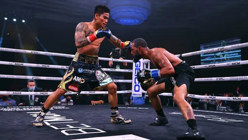 Марк Магсайо победил Гэри Расселла и завоевал титул WBC