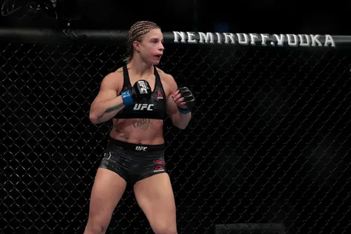 Боец UFC Ханна Голди поделилась с подписчиками фотографиями в купальнике