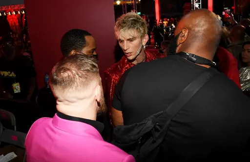 Макгрегор повздорил с музыкантом Machine Gun Kelly на MTV Video Music Awards