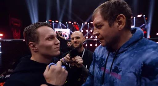 Александр Емельяненко уронил Артема Тарасова во время стердауна на Hardcore MMA