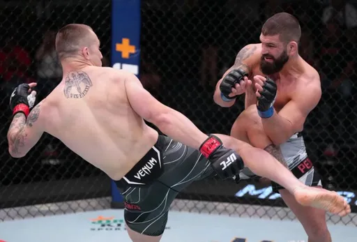 Ник Максимов проиграл Андре Петроски на UFC Vegas 54 и потерпел первое поражение в карьере