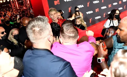 Масвидаль предложил организовать бой Макгрегора с рэпером Machine Gun Kelly