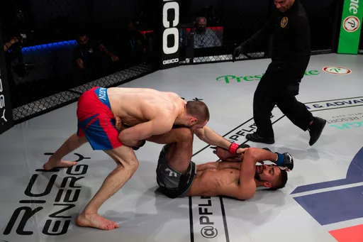 Умалатов нокаутировал Боуэна на турнире PFL 3