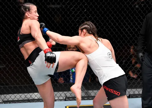 Грассо победила Барбер на UFC 258