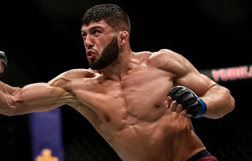 Бой Царукян – Хакпараст на UFC 257 отменен из-за неявки немца