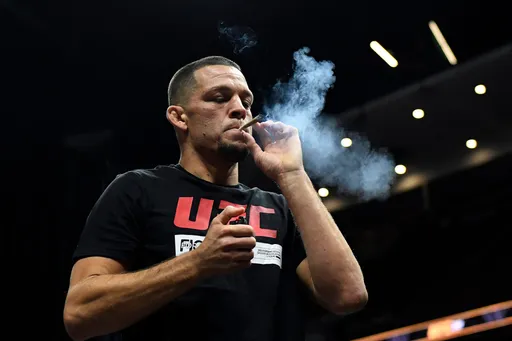 Боец UFC Нейт Диас шокировал публику, закурив косяк на пресс-конференции