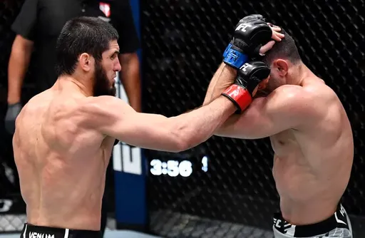 Махачев победил Мойзеса удушающим приемом на UFC on ESPN 26