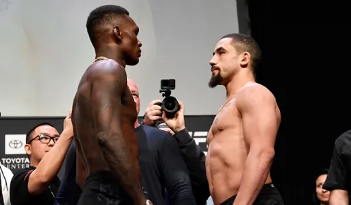 Исраэль Адесанья единогласным решением победил Роберта Уиттакера на UFC 271