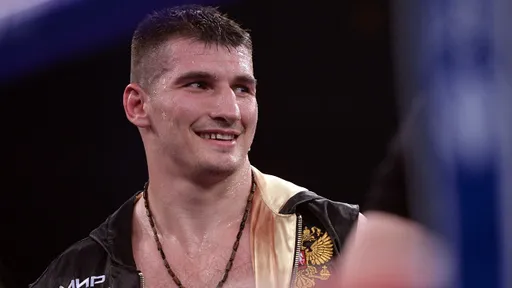 Папин нокаутировал Пейсара в первом раунде боя