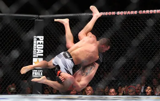 Стали известны обладатели бонусов на UFC 268