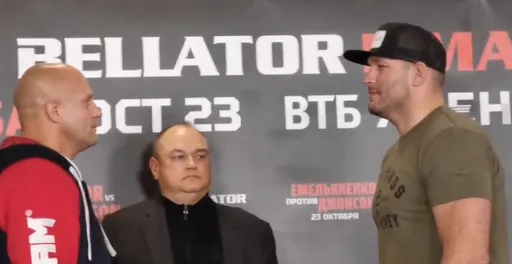 Федор Емельяненко и Тимоти Джонсон провели битву взглядов перед Bellator 269