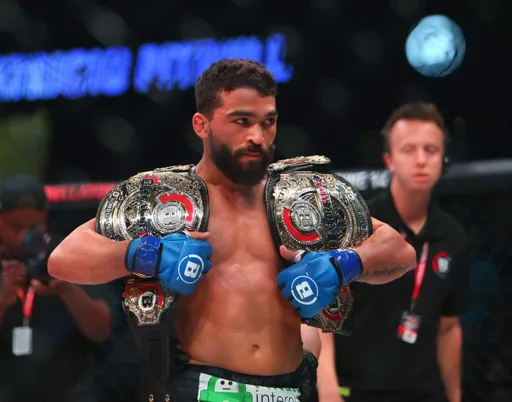 Фрейре одержал победу в главном поединке Bellator 255