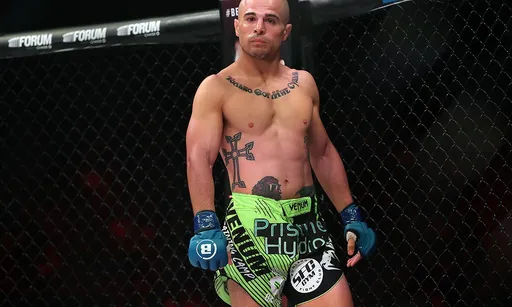 Боец Bellator Караханян высмеял гонорары UFC, сравнив их с зарплатой в «Макдональдсе»
