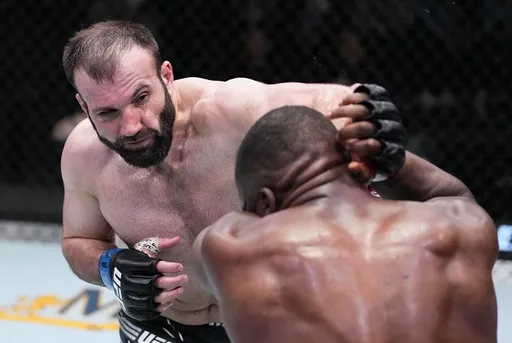 Мурзаканов заработал бонус после успешного дебюта в UFC