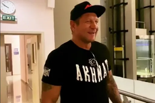 Александр Емельяненко опубликовал старое семейное фото со старшим братом Федором