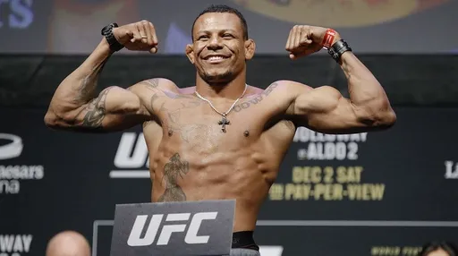 Бой Алекса Оливейры и Рэнди Брауна перенесен на UFC 261