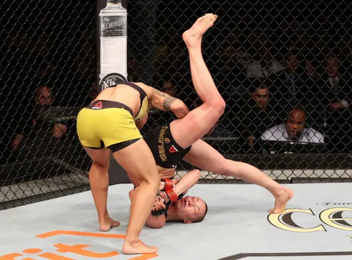 Две секунды полета и головой об пол: лучшие нокауты слэмом в истории UFC
