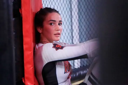 «На улице я дралась только с парнями». Диана Авсарагова — о дебюте в Bellator, тренировках в «Ахмате» и дружбе с Джоджуа