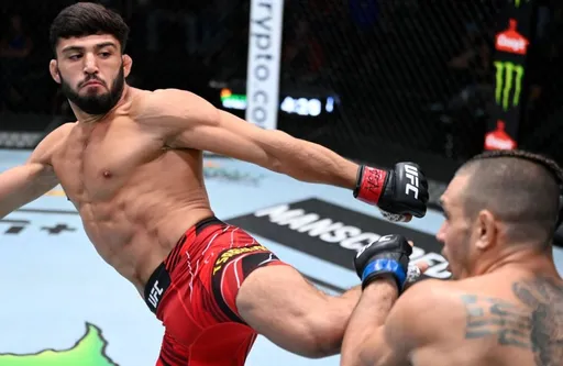 Царукян техническим нокаутом победил Гиагоса на UFC Fight Night 192