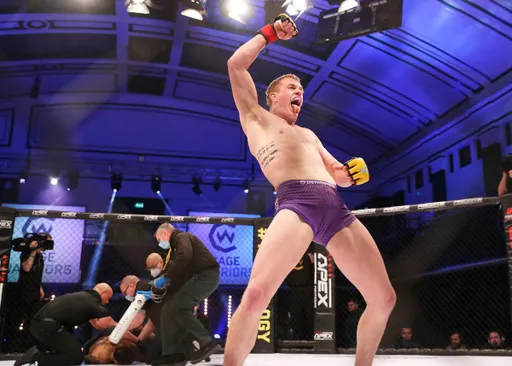Непобежденный чемпион Cage Warriors объявил о подписании контракта с UFC