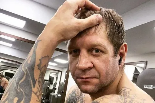 Александр Емельяненко показал омолаживающие процедуры