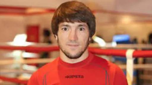 Боец MMA Дибиров избил мужчину за отказ уступить ему дорогу