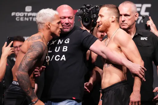 Оливейра задушил Гейджи в первом раунде на UFC 274