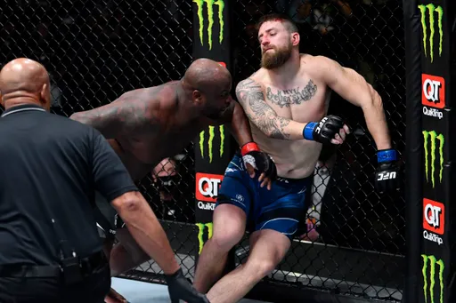 В MMA-сообществе отреагировали на победу Деррика Льюса над Крисом Дакасом нокаутом