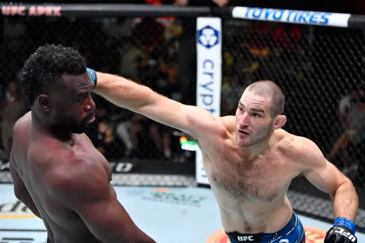 Стриклэнд победил Холла в главном бою UFC on ESPN 28