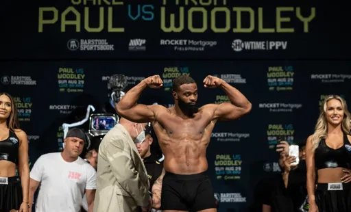 Экс-чемпион UFC Эванс: Вудли нокаутирует Джейка Пола