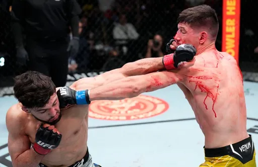 Арман Царукян техническим нокаутом победил Йоэля Альвареза на UFC Vegas 49