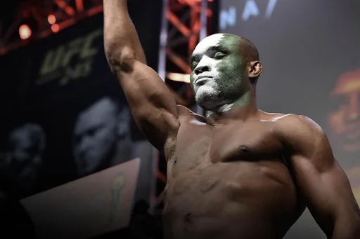 Появились результаты взвешивания участников турнира UFC 261