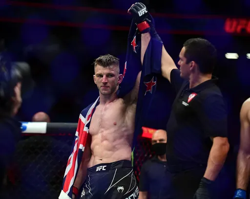 Дэн Хукер победил Насрата Хакпараста решением судей на UFC 266