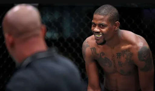 Холланд подписал с UFC новый контракт на несколько боев