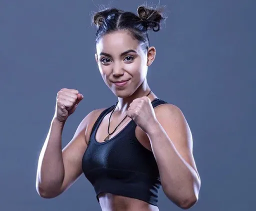 Девушка-боец Bellator Кира Батара выложила откровенное видео