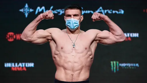 Вадим Немков защитил титул чемпиона Bellator, одолев Дэвиса