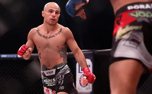 Георгий Караханян проиграл Адаму Пикколотти на Bellator 274