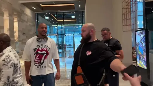 Встреча двух ТЯЖЕЙ / Сирил Ган и Василий Камоцкий в бойцовском отеле