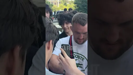 Белаз сфотографировался и раздал автографы болельщикам в Баку