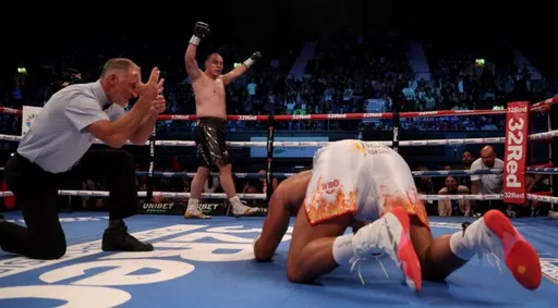 Временный чемпион WBO Чжилэй заявил, что без проблем нокаутирует Усика