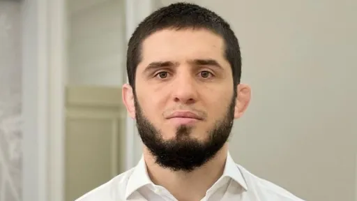 Махачев показал, как выглядит в официальной одежде
