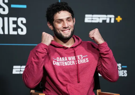 Алискеров выиграл у Соузы и получил контракт с UFC