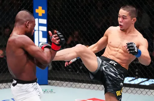Казахстанец Алмабаев проиграл техническим нокаутом в главном бою турнира UFC Fight Night 253