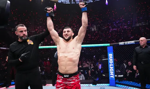 Эффектно ворвался в UFC и стал обладателем исторического достижения: биография Азамата Бекоева