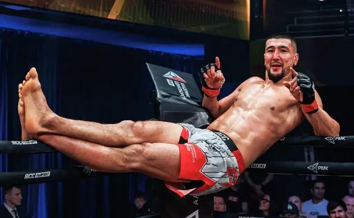 Россиянин Хамзин проиграл дисквалификацией в дебютном поединке на Karate Combat