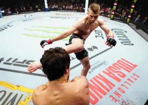 Хукер победил Пуэллеса техническим нокаутом на UFC 281