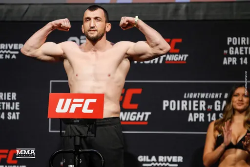 Боец UFC Салихов рассказал случай с фанатом в Китае: дай хотя бы носки